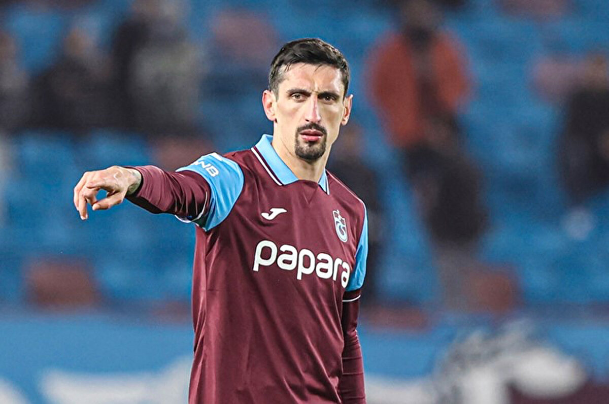 Çarşamba günkü idmanda sakatlanan Stefan Savic'in ise yapılan muayene ve MR görüntülemesi sonucunda sağ bacak üst arka kasında yaralanma tespit edildiği duyuruldu.<br>