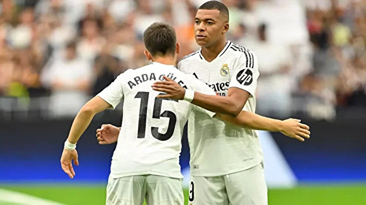 Fransız yıldızın, yanından geçen Arda Güler'in eline sadece 'çak' yapmakla yetindiği görüldü.<br>