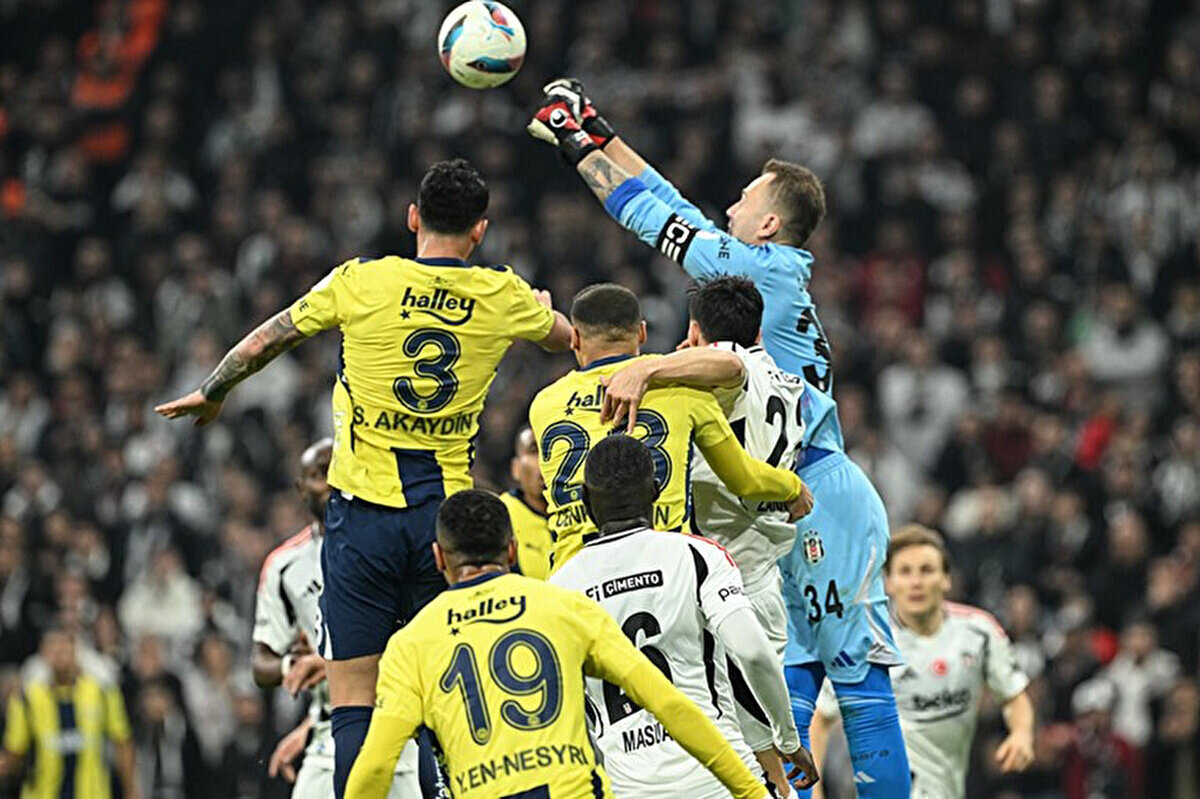 Beşiktaş'ta savunma hattı sıkıntılı<br><br>Siyah-beyazlıların savunma hattındaki eksikler, Fenerbahçe derbisi öncesinde teknik heyeti düşündürüyor. Beşiktaş'ta sakatlığı bulunan savunma oyuncuları Emirhan Topçu ve Gabriel Paulista ile bu hafta antrenmanlara çıkan Felix Uduokhai'nin derbide forma giyip giyemeyeceğine sağlık kuruluyla yapılacak toplantının ardından karar verilecek. Takımla çalışmalarını sürdüren Necip Uysal'ın ise derbide forma giymesi beklenmiyor. Siyah-beyazlı takımda uzun süredir takımdan ayrı kalan Bakhtiyor Zaynutdinov'un yanı sıra tedavileri süren Elan Ricardo ve Ernest Muçi, derbide formasından uzak kalacak.