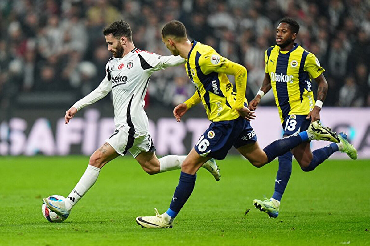 Solskjaer'in ilk Fenerbahçe derbisi<br><br>Siyah-beyazlı takımın teknik direktörü Ole Gunnar Solskjaer, Fenerbahçe'ye karşı ilk derbi sınavını verecek. Beşiktaş'taki görevine 19 Ocak 2025 tarihinde başlayan Norveçli teknik adam, Türkiye kariyerinde çıktığı ilk derbide Galatasaray'ı karşısında 2-1'lik galibiyet sevinci yaşadı. Tecrübeli çalıştırıcı, deplasmanda oynanacak karşılaşmada sarı-lacivertli rakibini de yenerek derbilerde 2'de 2 yapmayı hedefliyor.<br>