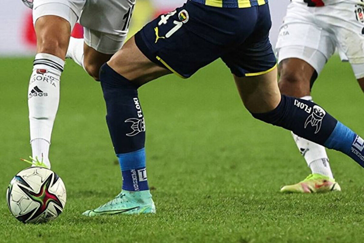 Mourinho ilk derbi galibiyeti peşinde<br><br>Fenerbahçe Teknik Direktörü Jose Mourinho, Süper Lig'de ilk derbi galibiyetini elde etmeyi amaçlıyor. Dünyaca ünlü Portekizli teknik adam, bu sezon Galatasaray'a karşı ligde 2, kupada 1 maç olmak üzere 3, Beşiktaş'a karşı da 1 müsabakaya çıkarken söz konusu 4 karşılaşmadan galibiyetle ayrılamadı.