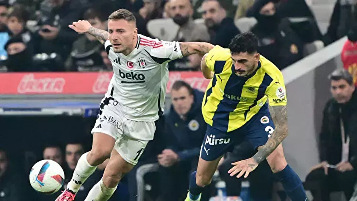 Beşiktaş'ta 5 futbolcu ceza sınırında<br><br>Beşiktaş'ta 5 futbolcu, Fenerbahçe maçı öncesinde sarı kart ceza sınırında bulunuyor.<br><br>Mert Günok, Ersin Destanoğlu, Emirhan Topçu, Ciro Immobile ve Semih Kılıçsoy, sarı kart görmeleri halinde cezalı duruma düşecek ve 35. haftadaki Adana Demirspor müsabakasında görev yapamayacak.