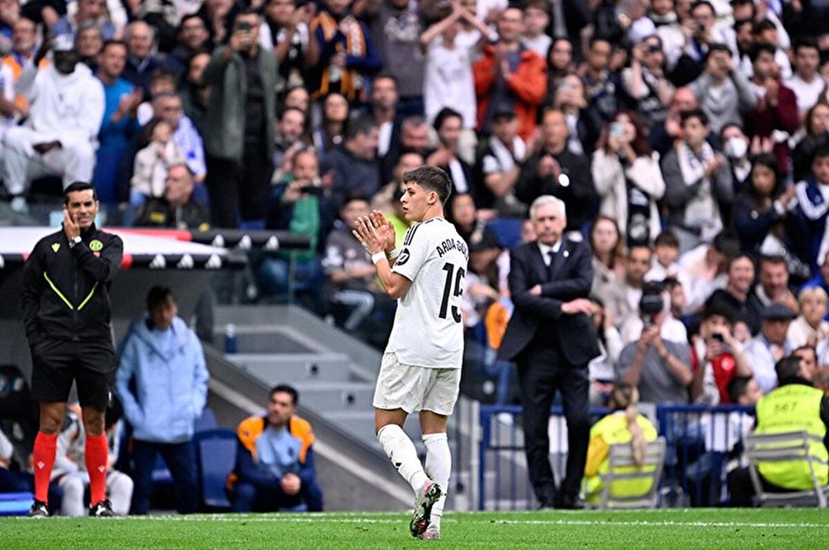 Real Madrid'in mevcut orta sahasında son derece kritik bir rol üstlenen bir oyuncuyu Ancelotti'nin bu kadar ikinci plana itmesi akıl alır gibi değil. Türk futbolcu, önceki maçlarda olduğu gibi bu kez de iç sahadan takımına ışık tuttu. İlk yarıda harika bir gol attı ve akrobatik bir hareketle bir gol daha atmaya yaklaştı. Üçüncü golü ise Bernabéu'nun ayaklarının altında Mbappé'ye attı. Zafer için belirleyici. (Sport)<br>