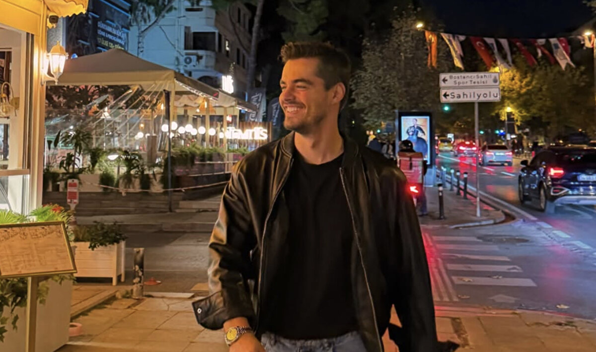 Ünlü oyuncu, 19 Nisan günü içinde bulunduğu aracın şarampole devrilmesi sonucu yaralanmıştı.