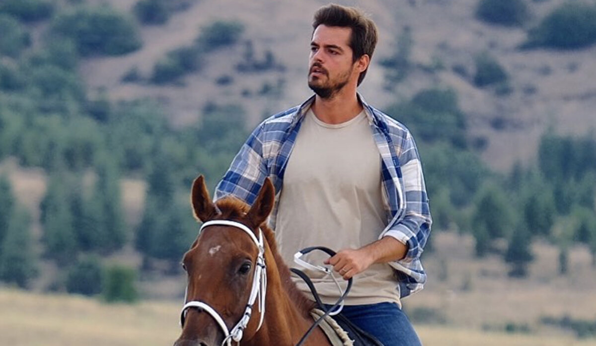 Atan, arabanın içinden bir paylaşım yaptı.