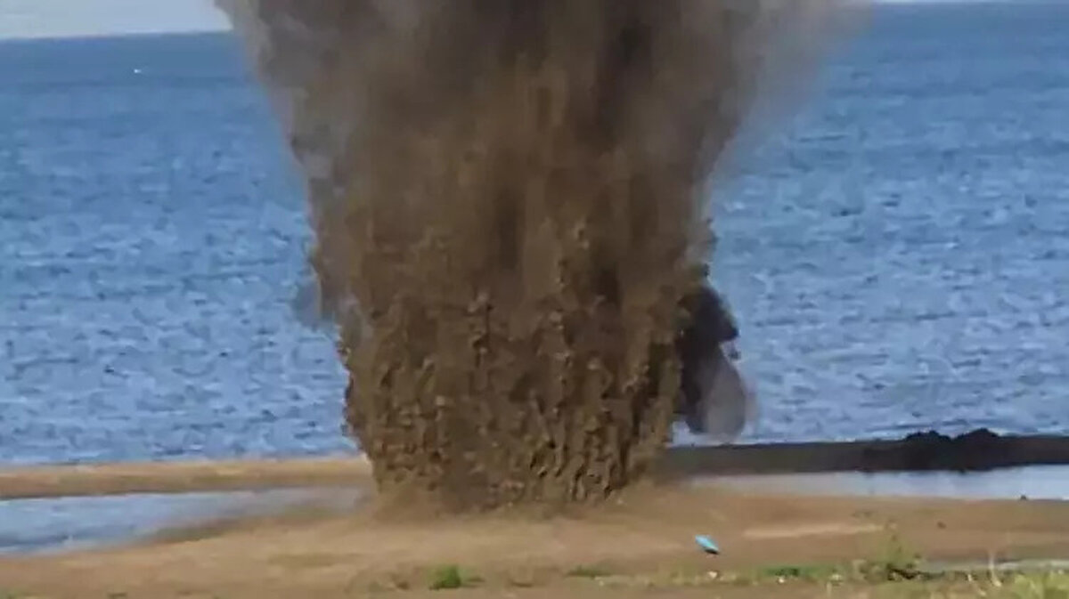 Olay yerine gelen özel kıyafetli bomba imha ekibi, fünye ile top mermisini imha etti.