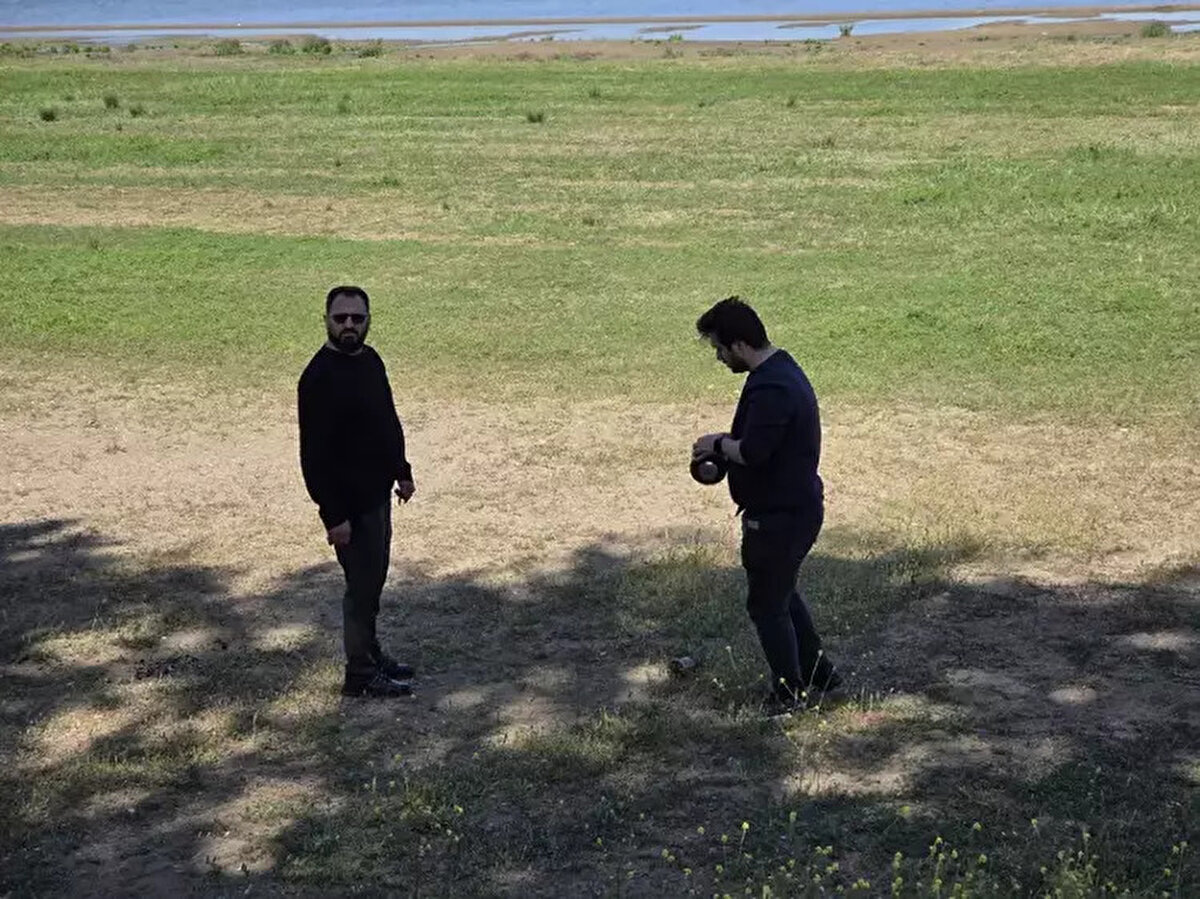 Ekipler çevre güvenliğini alarak vatandaşları sahil şeridinden uzaklaştırdı.