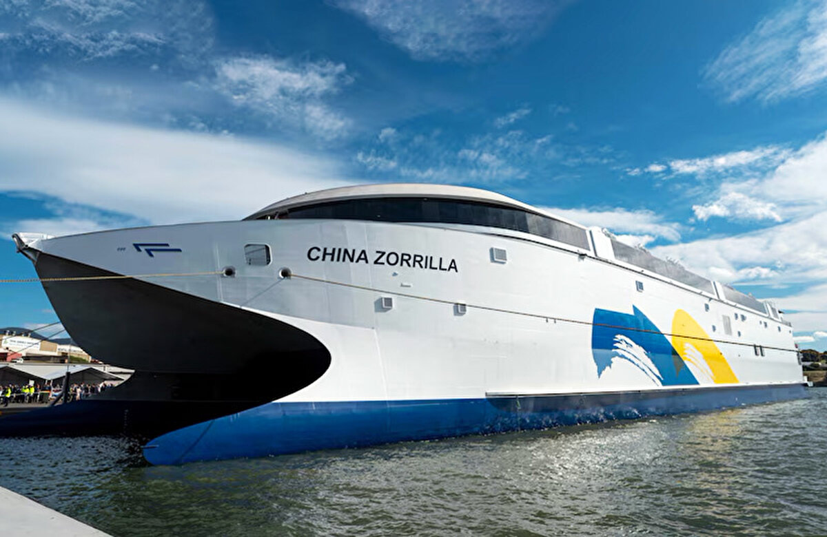 Tasmanyalı gemi üreticisi Incat tarafından Güney Amerikalı feribot operatörü Buquebus için inşa edilen sıfır emisyonlu "Hull 096" adlı gemi, Arjantin ile Uruguay arasında 2 bin 100 yolcu ve 225 araç taşıyacak kapasiteye sahip.