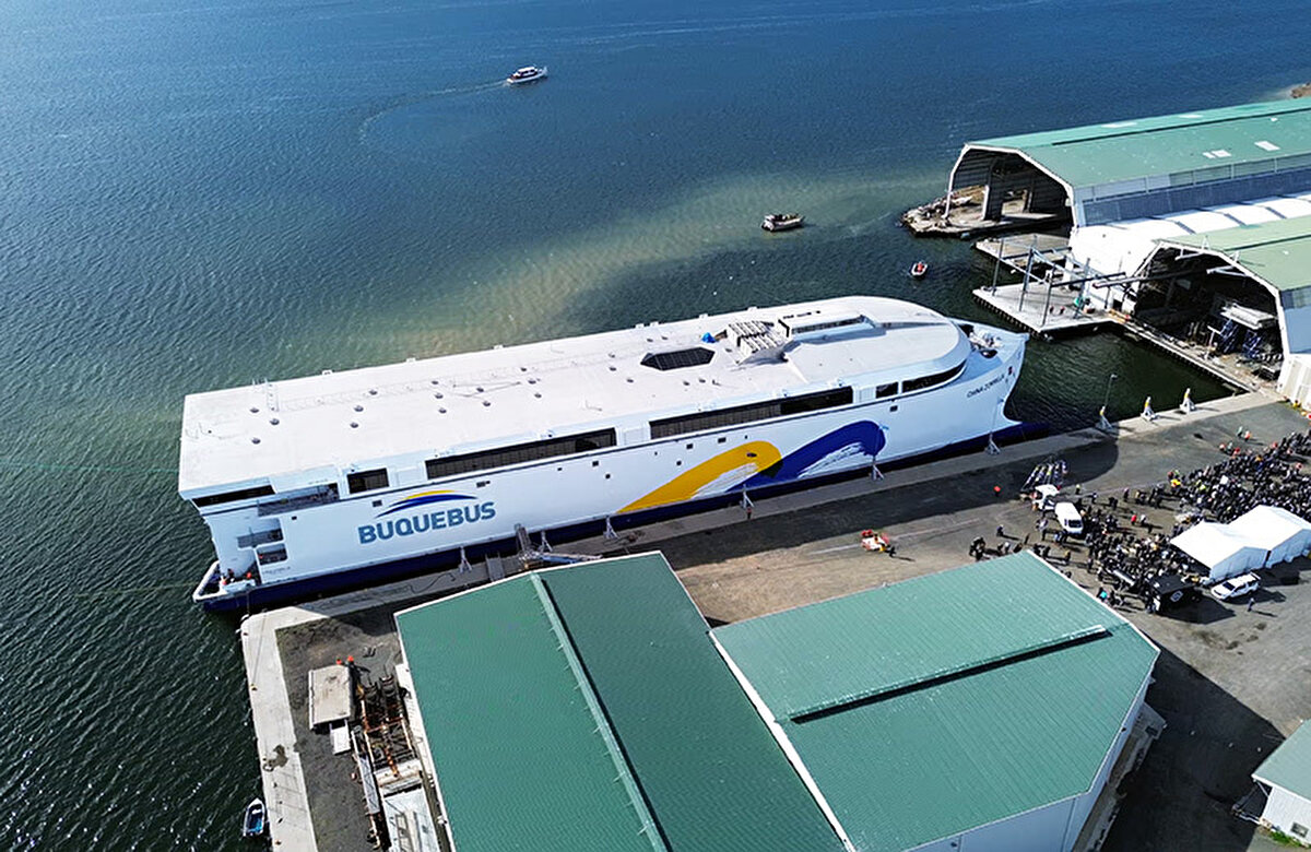 Incat, geminin son donanımının, batarya kurulumunun ve enerji sistemi entegrasyonunun, bu yıl içinde Tazmanya'daki Derwent Nehri'nde yapılacak deniz denemelerinden önce tamamlanacağını belirtiyor.