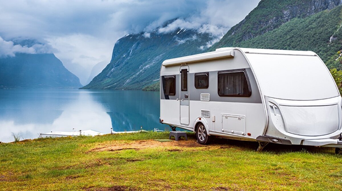 Sarsıntıların ardından ilk akla gelen bu yaşam alternatiflerinin değeri her deprem sonrası artıyor. Bu kez de aynı senaryo yaşandı. Özellikle İstanbul çevresindeki arsalar, araziler ve taşınabilir evlerde ciddi fiyat yükselişleri görüldü.