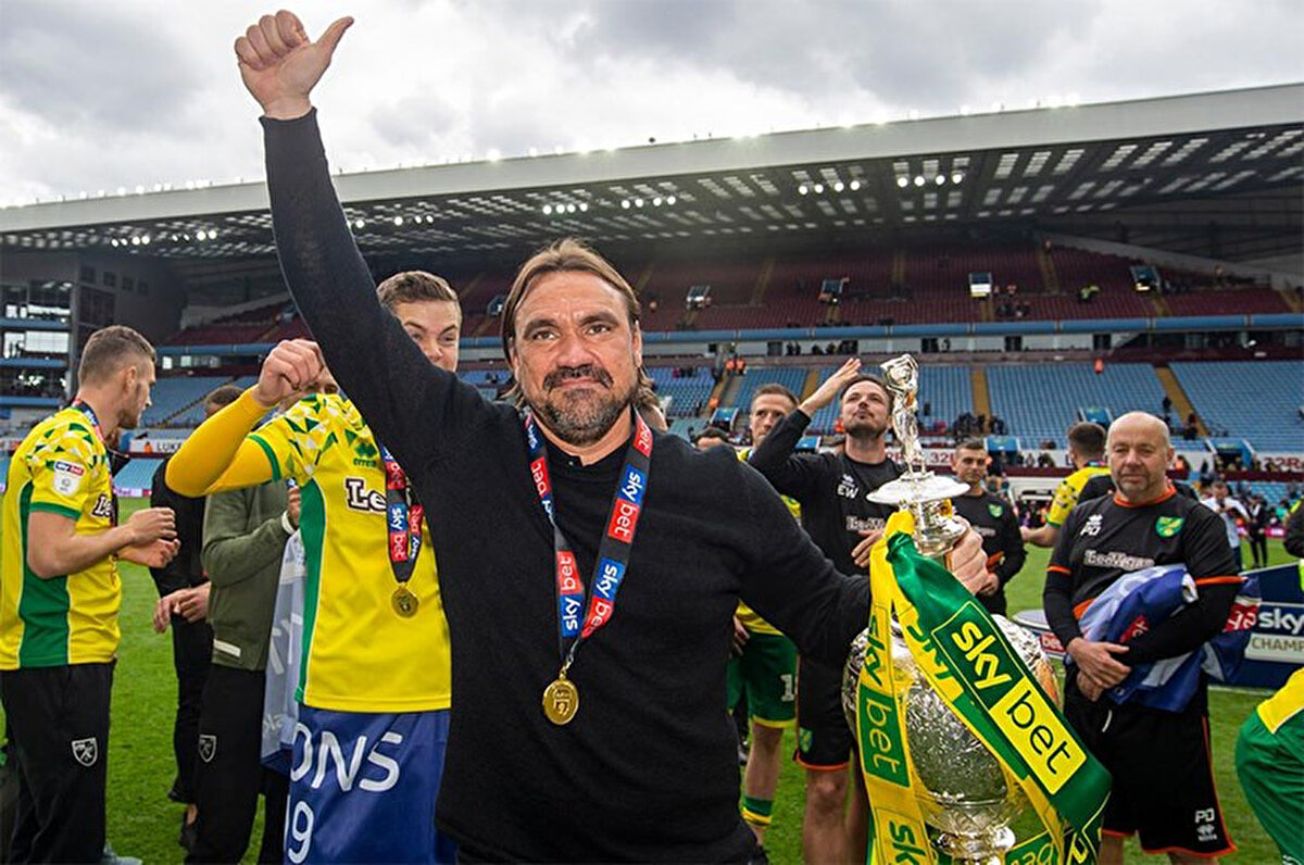 Yeniden Premier Lig'e yükselen İngiliz ekibinde teknik direktör Daniel Farke'nin, gelecek sezon takımın küme düşmemesini sağlayacak doğru isim olup olmadığının tartışıldığı öne sürülmüştü.