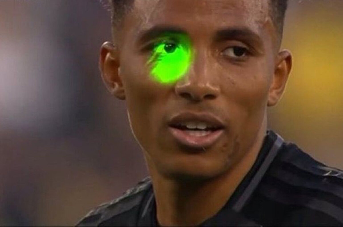 "Müsabakanın 36. dakikasında Beşiktaş takımından Gedson Fernandes isimli oyuncu penaltı kullandığı sırada yüzüne tribünden lazer tabir edilen ışık tutulduğu anlaşılmış, yapılan çalışmalar neticesinde Kuzey üst tribününde bulunan B.Y. isimli şahsın lazeri tuttuğu anlaşılması üzerine şahıs yakalanmıştır. </p><p>Konu ile ilgili yakalanan şahıs hakkında 6222 sayılı kanun kapsamında işlem başlatılmış, şahıs işlemlerinin ardından 05/05/2025 tarihinde adli makamlara sevk edilecektir."<br>