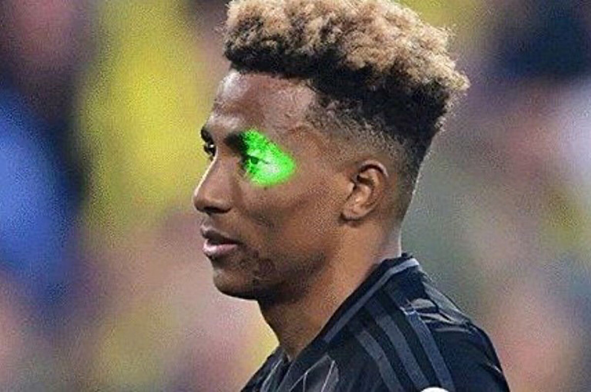 Karşılaşmayı konuk ekip tek golle kazanırken, siyah-beyazlı ekibin 36. dakikada kazandığı penaltı vuruşunda tribünde yer alan bir taraftar, topun başına geçen Gedson Fernandes’e lazer tuttu.<br>