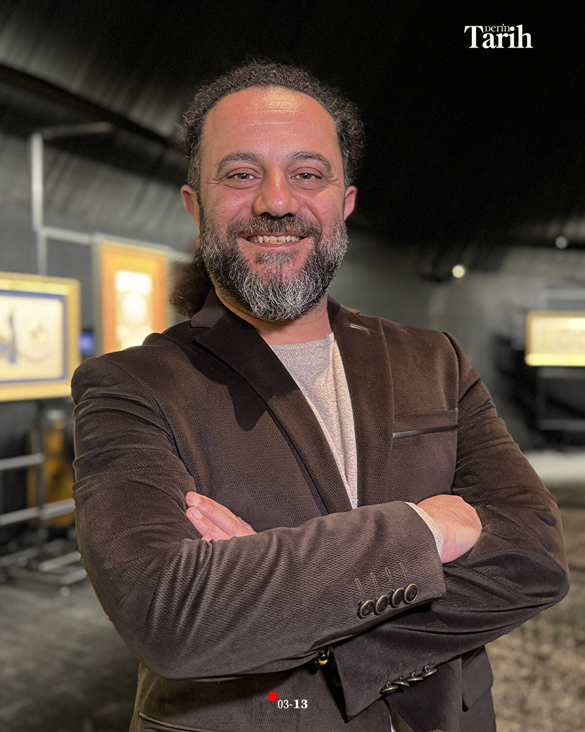 "Hepimiz aynı ışığın altında, aynı ışıktan faydalanarak yaşıyoruz ama hepimizin gölgeleri farklı düşüyor. Şimdi buradaki 300'e yakın sanatçının hepsi aynı ışıktan, aynı temadan beslendi ama hepsi gölgelerine farklı şekilde yansıttı. O yüzden de çok değişik, çok güzel, çok başarılı çalışmalara sahibiz. Özellikle gelinmesini ve görülmesini arzu ediyorum."<br><br>