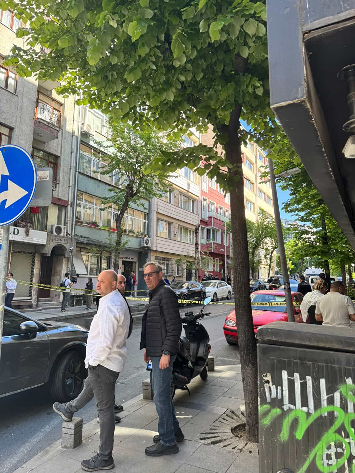 Çevredekilerin ihbarıyla olay yerine polis ve sağlık ekipleri sevk edildi.