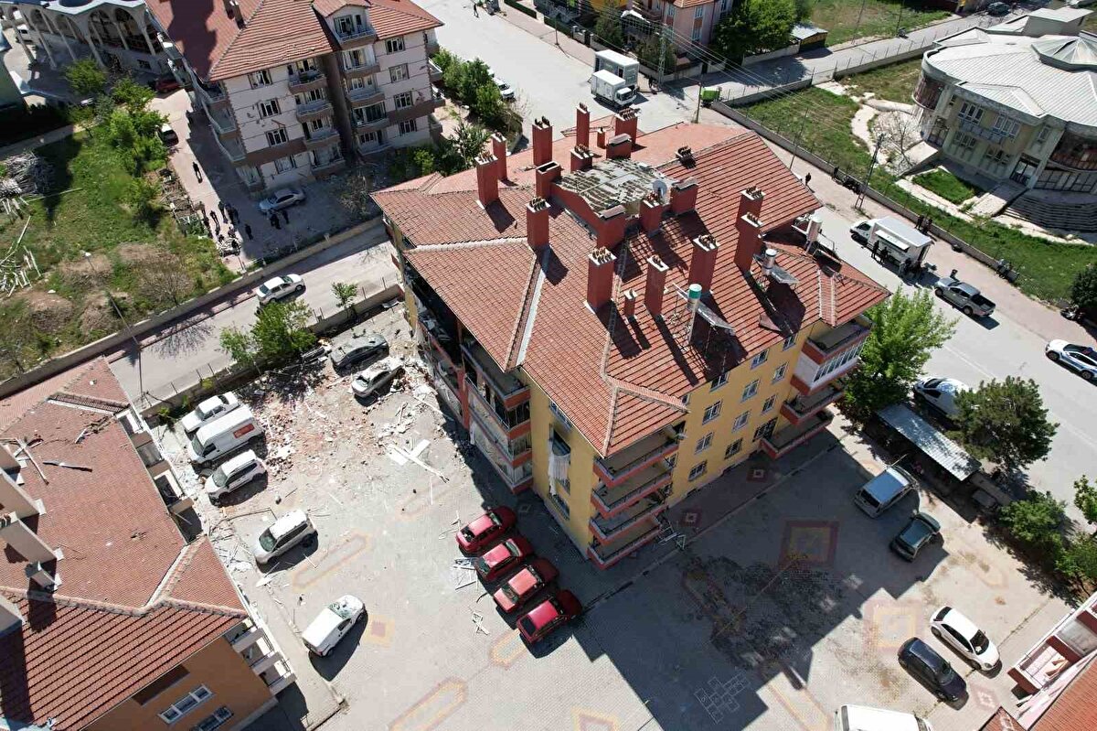 Çevrede geniş güvenlik önlemleri alınırken, itfaiye ekiplerinin müdahalesiyle yangın kontrol altına alınarak söndürüldü. Olayda yaralanan 13 kişi ambulanslarla hastanelere kaldırılarak tedavi altına alındı.