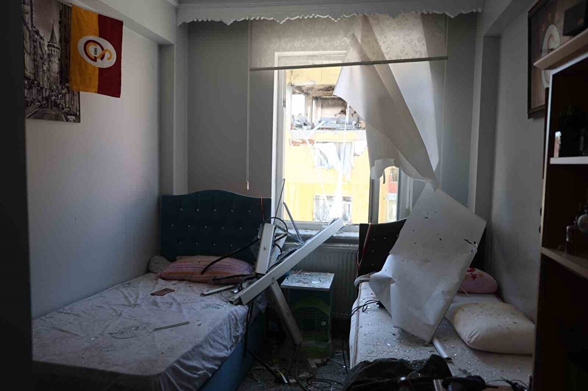 Sitenin otoparkında bulunan araçlar da hasar görürken, karşıda bulunan bir apartmanın 3. katındaki dairede meydana gelen hasar, yaşanan patlamanın büyüklüğünü gösterdi. Vatandaşlar gece çok şiddetli bir patlama ile uyandıklarını ifade ederek, dairelerinde ve otomobillerinde hasarın çok büyük olduğunu söyledi.