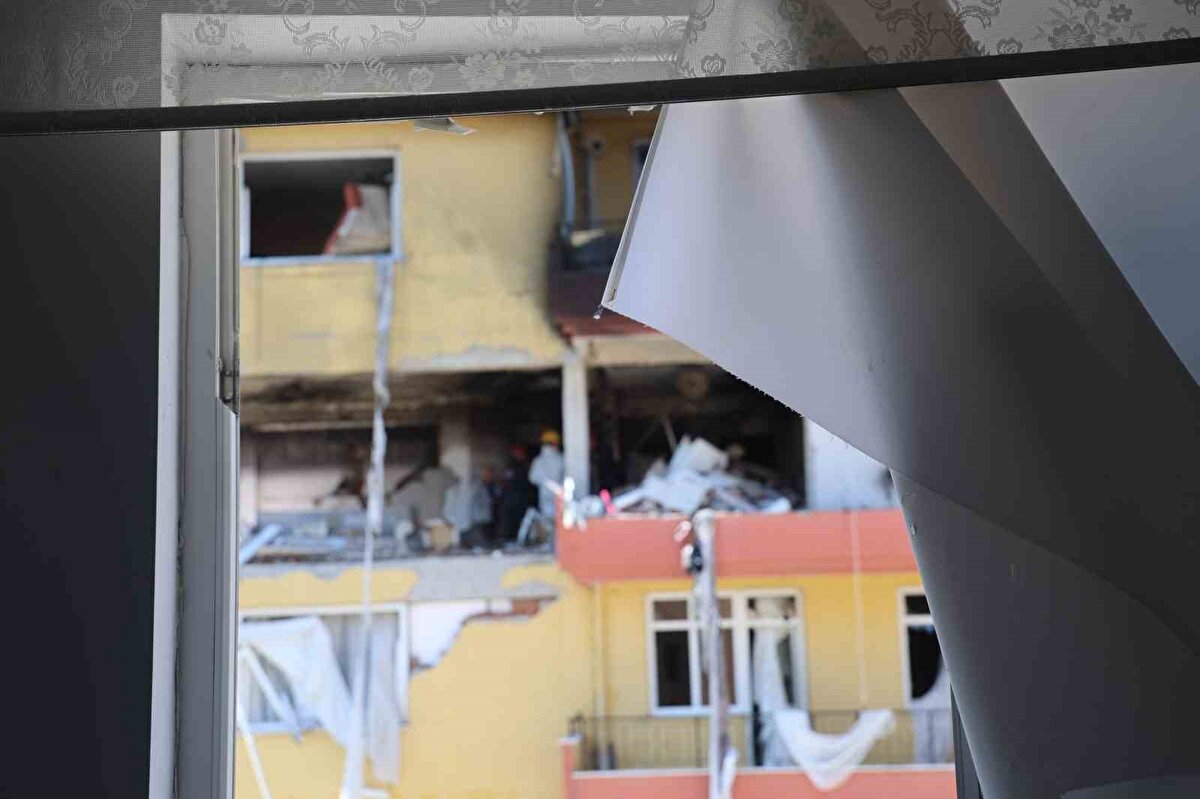 Patlamanın hasarı gündüz ortaya çıktı<br>Apartmanda meydana gelen hasar ise gündüz ortaya çıktı. Patlamanın yaşandığı apartmanda bulunan daireler kullanılmaz hale gelirken çevresinde bulunan apartmanlarda da hasara neden oldu.
