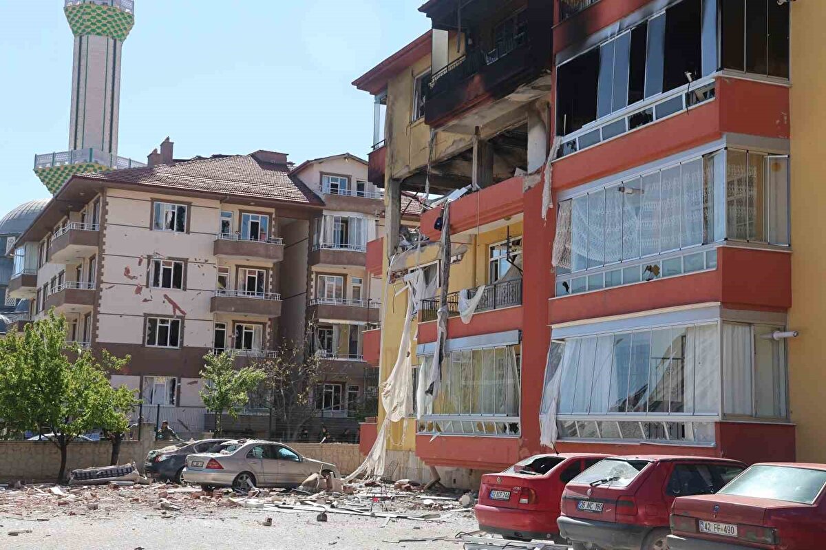 Doğal gazdan kaynaklandığı değerlendirilen şiddetli patlamanın ardından yangın çıktı. İhbar üzerine olay yerine sağlık, itfaiye, polis, AFAD ve doğal gaz firması Gaznet ekipleri sevk edildi. 