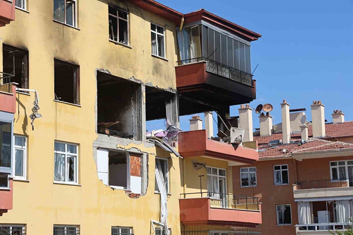 Öte yandan, çevredeki vatandaşlar tarafından patlamanın yaşandığı dairedeki bir kişinin doğalgaz borusunu kesmeye çalıştığı, patlama yaşandıktan sonra da bu kişinin yaralı olarak hastaneye kaldırıldığı iddia edildi.