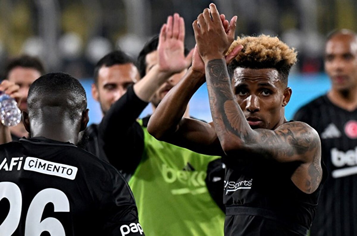 Gedson Fernandes de Necip Uysal'ın bu uyarısı sonrası tribünlere eliyle üçlü çektirmeyeceğini işaret etti.<br>