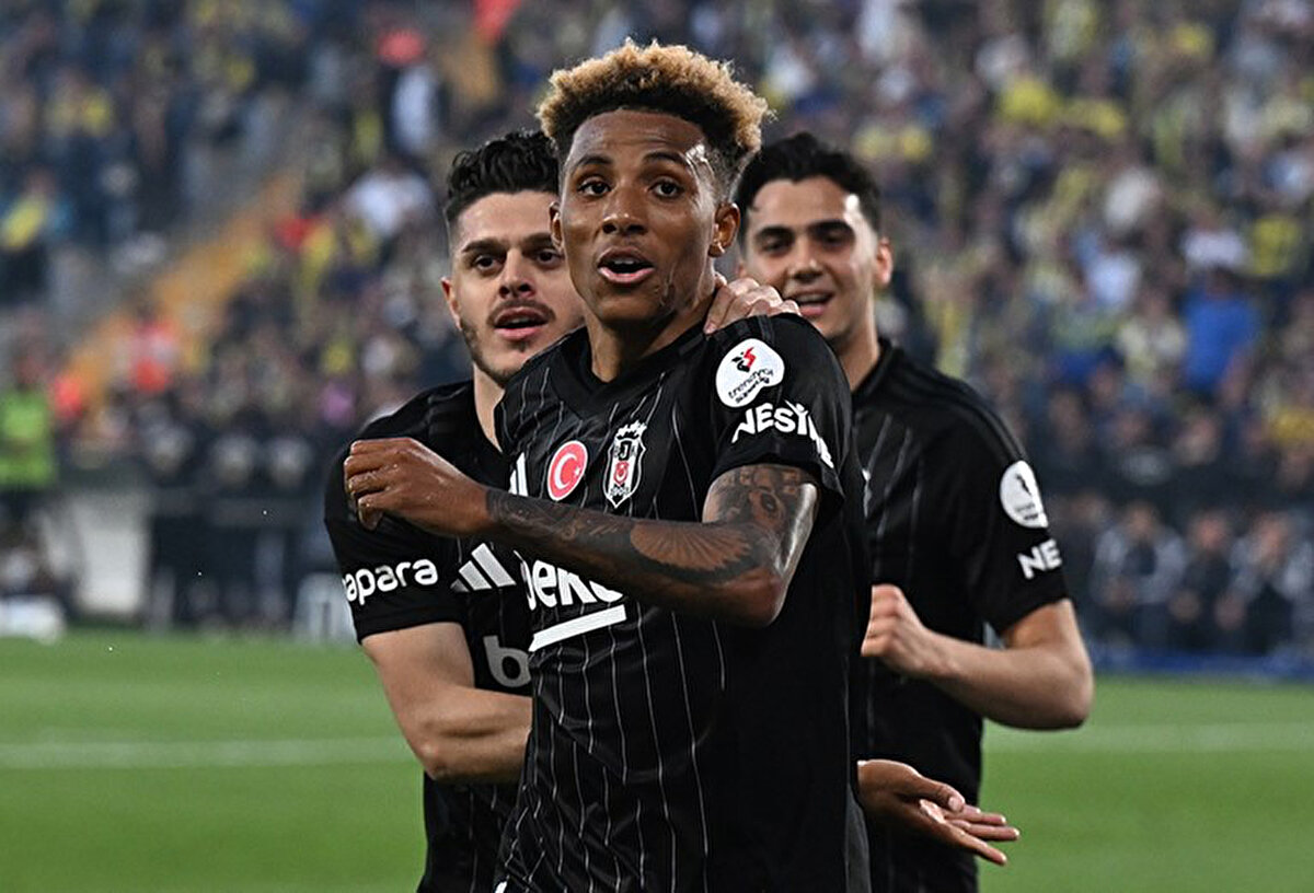 Beşiktaş, Süper Lig'in 34. haftasında Fenerbahçe'yi deplasmanda Gedson Fernandes'in golüyle geçti.<br>