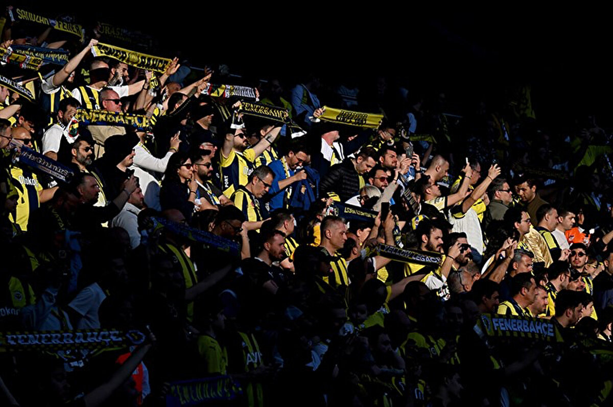 Öte yandan Fenerbahçe tribünlerinin bir kısmı da karşılaşmanın ardından Beşiktaş'ı alkışlamıştı.<br>