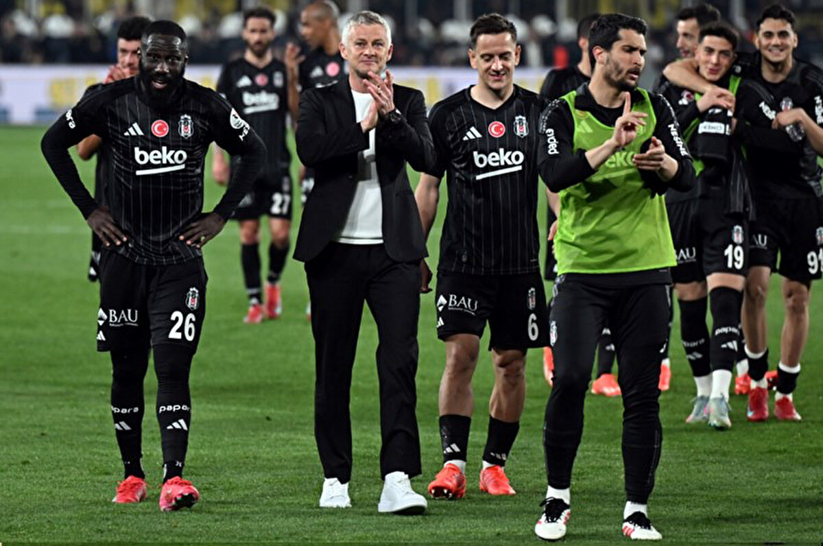 Necip Uysal eliyle Gedson Fernandes'e üçlü çektirmemesini işaret etti.<br>