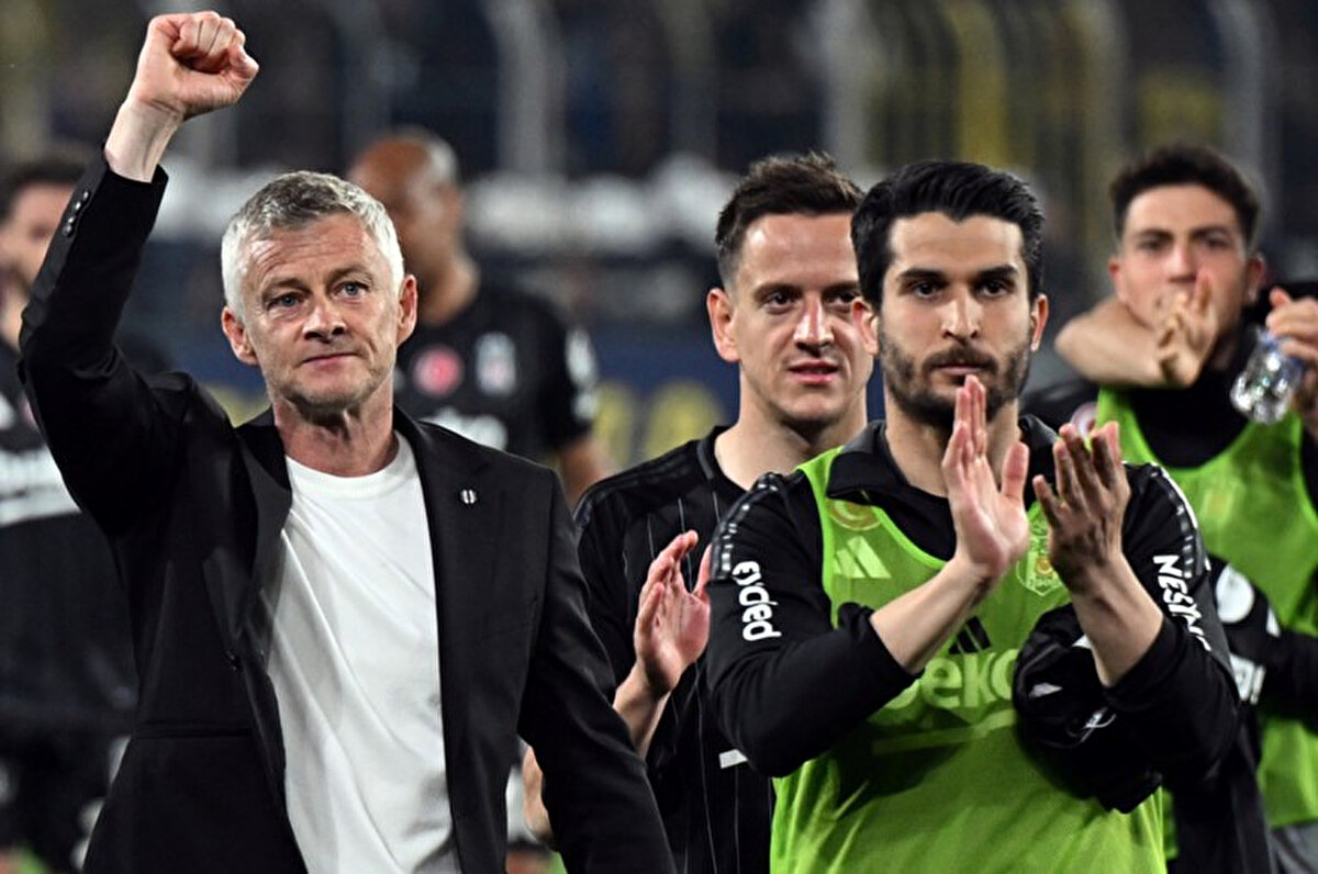 O anlar sosyal medyada viral olurken, Necip Uysal'ın Fenerbahçe'ye saygısızlık olmaması adına üçlü çektirilmesine izin vermediği yorumları yapıldı. Sarı-lacivertli taraftarlar, Necip Uysal'ı takdir ettiği yüzlerce paylaşım yaptı.<br>