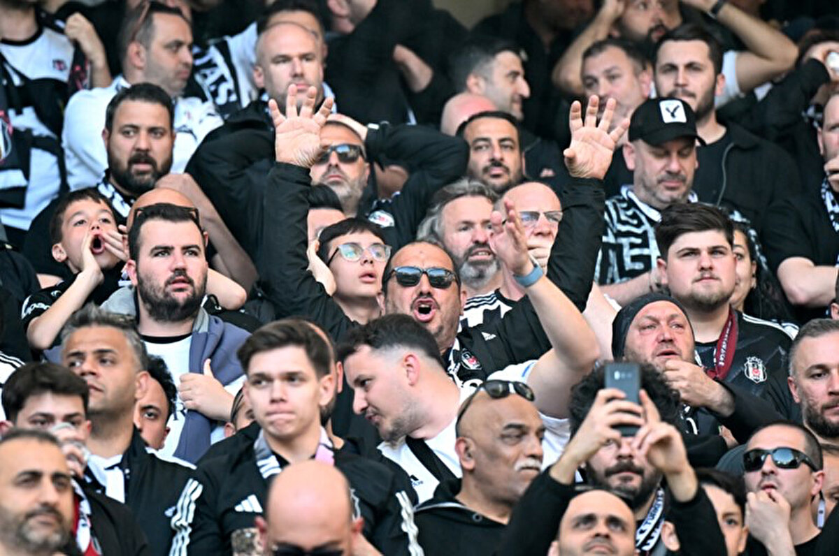 Maçın sona ermesinin ardından Beşiktaş taraftarı, Ülker Stadyumu'nda kendileri için ayrılan yere futbolcuları çağırdı.<br>
