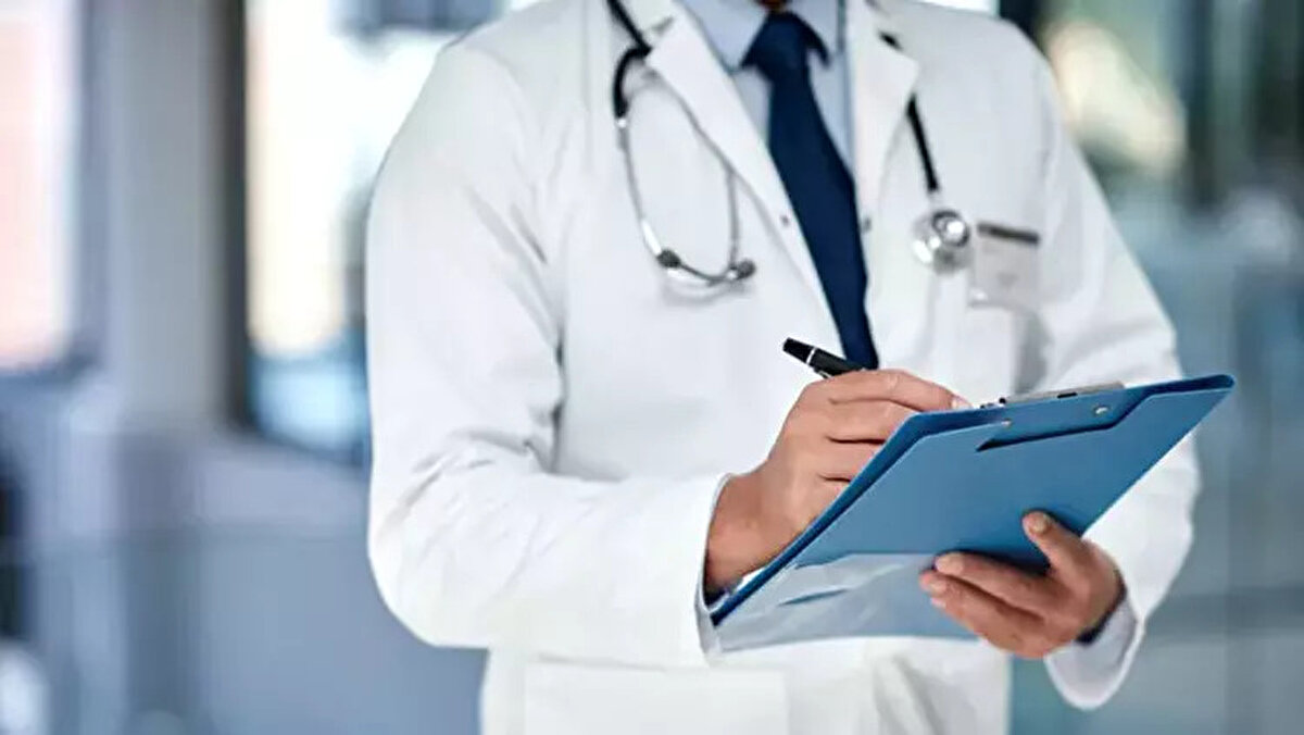 Hangi vatandaşları kapsıyor?<br><br>Bir yıl boyunca aile hekimi kayıtlı olduğu ilde hiçbir sağlık hizmeti almamış ve fiilen başka bir şehirde yaşayan vatandaşlar, sistem tarafından otomatik olarak yeni adreslerindeki en yakın aile hekimine yönlendirilecek.