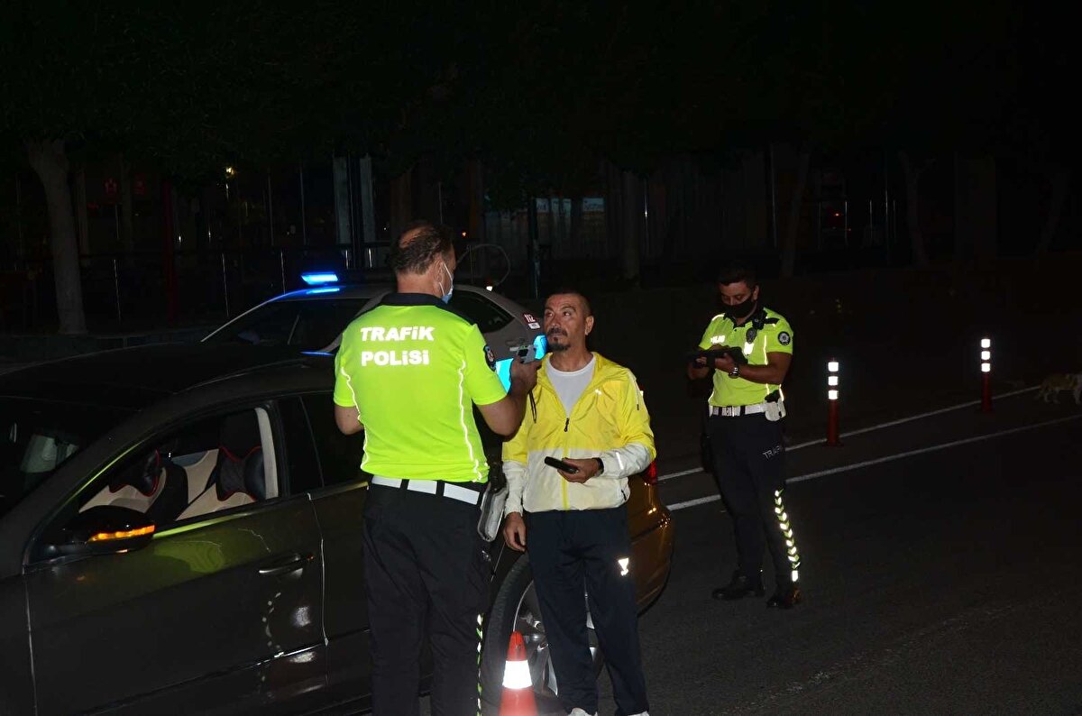 Vukuata karışmasa da ceza alacak<br><br>Alkol veya uyuşturucu madde etkisiyle ya da başka bir nedenle emniyetli bir şekilde araç sevk ve idare edemeyecek halde olmasına rağmen araç kullananlara, 6 aydan 2 yıla kadar hapis cezası verilecek. TRT Haber'de yer alan habere göre, halihazırda alkollü araç kullanılması halinde ehliyet sahipliğini kısıtlayan madde artık sürücünün trafik güvenliğini tehlikeye atan bir vukuata karışmadığı durumlarda dahi hapis cezası almasına imkan tanıyacak.