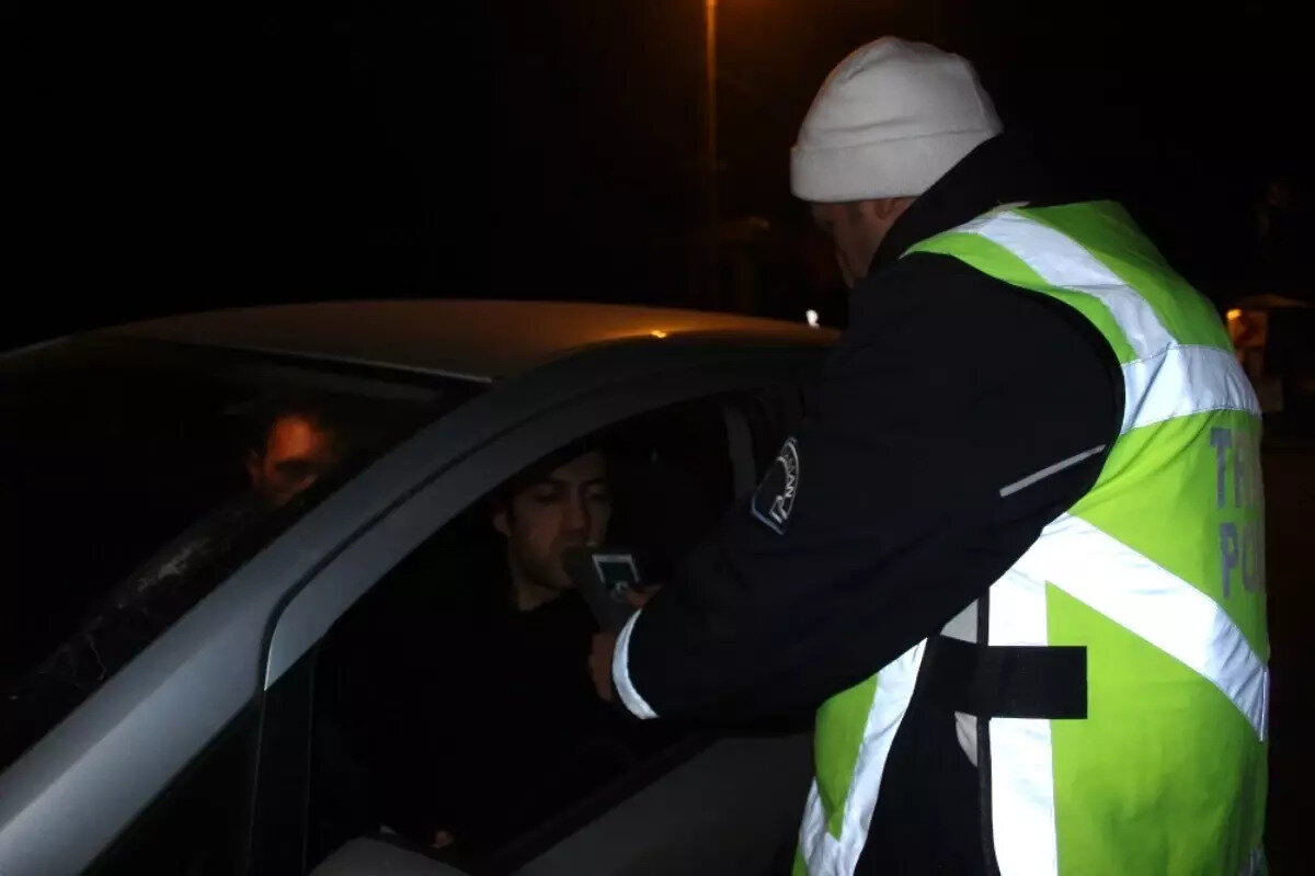 Alkollü sürücüye cezalar artıyor<br><br>Yapılacak değişiklikler ile alkollü ya da uyuşturucu madde etkisinde araç kullandığı tespit edilen sürücülere verilecek cezalarda artırıma gidilecek.