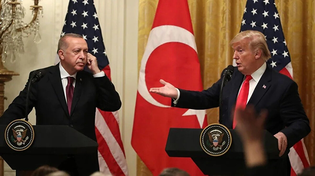 Görüşmede Türkiye ile ABD ikili ilişkileri, bölgesel ve küresel konular ele alındı.<br><br><br><br>Cumhurbaşkanı Erdoğan görüşmede, Türkiye’nin ABD ile başta savunma sanayii olmak üzere birçok alanda iş birliğini ilerletmek için adım atmaya devam edeceğini belirtti.<br><br><br><br>Cumhurbaşkanımız, ABD Başkanı Trump’ın savaşların bitirilmesine ilişkin yaklaşımını desteklediğini, İran ile yürütülen müzakere süreci ve Rusya-Ukrayna savaşının sonlandırılması için ortaya konan gayretleri takdirle karşıladıklarını ifade etti.<br><br><br><br>Cumhurbaşkanı Erdoğan görüşmede, Gazze’deki insani krizin vahim boyutlara ulaştığını, Gazze’ye insani yardımların kesintisiz ulaştırılması ve bu trajik insani drama son verilmesi gerektiğini, ateşkesin tesisi ve kalıcı barışın sağlanması için Türkiye’nin iş birliği yapmaya ve her türlü desteğe hazır olduğunu belirtti.<br><br>