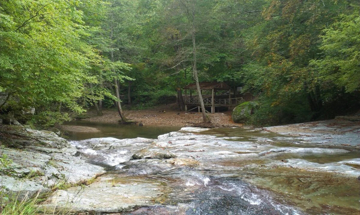 Olası büyük bir depremden kaçınmak isteyen vatandaşlar, İstanbul’un kalabalığından ve yüksek kira fiyatlarından uzaklaşıp, doğayla iç içe, güvenli bir hayat için Demirköy’ü tercih etmeye başladı.