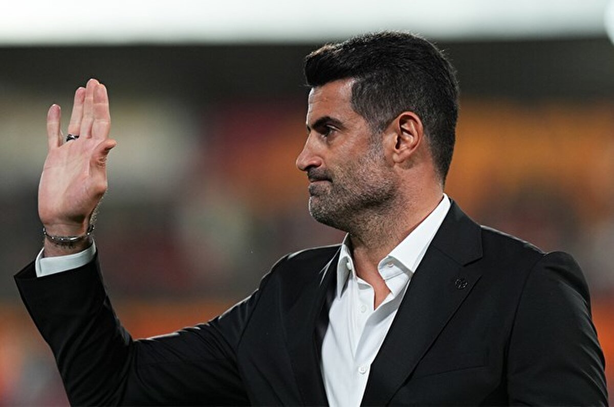 "Tamam yönetimi eleştirelim istifa diyelim ama onun öncesinde Mourinho istifa demek lazım. Fenerbahçe taraftarının Mourinho'yu istifa ettirmesi lazım. Diyelim ki yönetim gitti ya da kaldı, Fenerbahçe taraftarı seneye Mourinho ile devam etmeye razı mı? Bence değil kimse. Önce bu işi çözmek lazım."