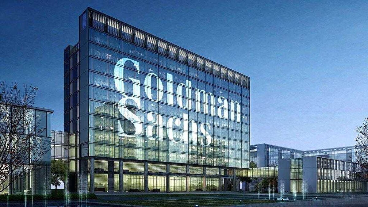 Goldman Sachs, gümüşün devam eden altın rallisini yakalamasını beklemiyor. Bir ons altın satın almak için gereken gümüş ons sayısını ölçen altın-gümüş oranı, bir yıl önce yaklaşık 84,7 iken şu anda 102 civarında seyrediyor.