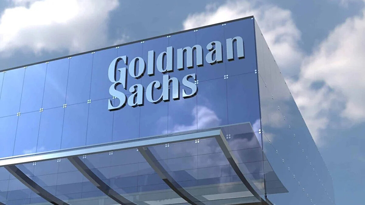 Goldman, yıl sonuna kadar altında ons başına 3.700 dolar ve 2026 ortasına kadar 4.000 dolar baz fiyat ile yapısal yükseliş görüşünü yineledi.