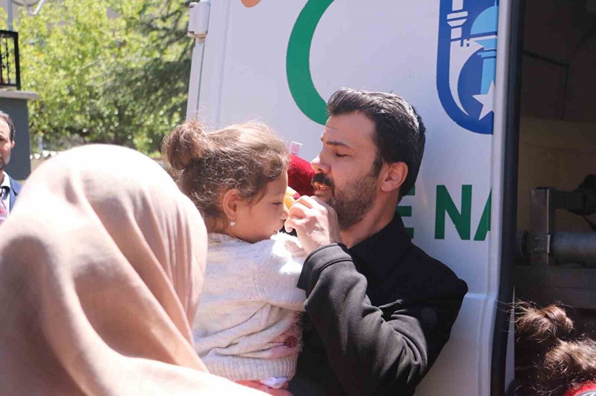 Küçük Alya'nın son vedası duygulandırdı<br><br>Şehidin 4 yaşındaki kızı Alya ise Aile ve Sosyal Politikalar Hizmetleri Bakanlığı personelinin kucağında babasına veda etti. Alya, kucağından bir an olsun bırakmadığı oyuncak ayıyı babasının tabutuna doğru uzatıp, ‘Benim ayıcığım var bak’ diyerek ayıcığını göstermek istedi. 