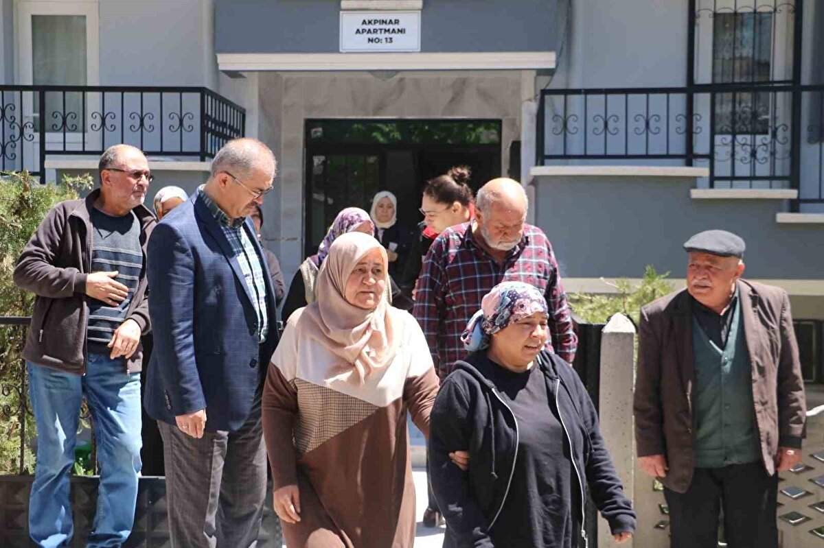 Cenaze töreni öncesi şehit Özen’in Türk bayrağına sarılı tabutu, helallik alınması için eşi ve kızı ile yaşadığı kent merkezindeki evine getirildi. 