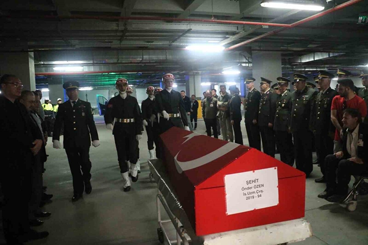 Helallik alınmasının ardından şehidin naaşı Afyonkarahisar Devlet Hastanesi morguna götürüldü.<br>Şehit Özen’in Sinanpaşa ilçesine bağlı Çobanözü köyünde gerçekleştirilecek askeri törenin ardından son yolculuğuna uğurlanacağı belirtildi.