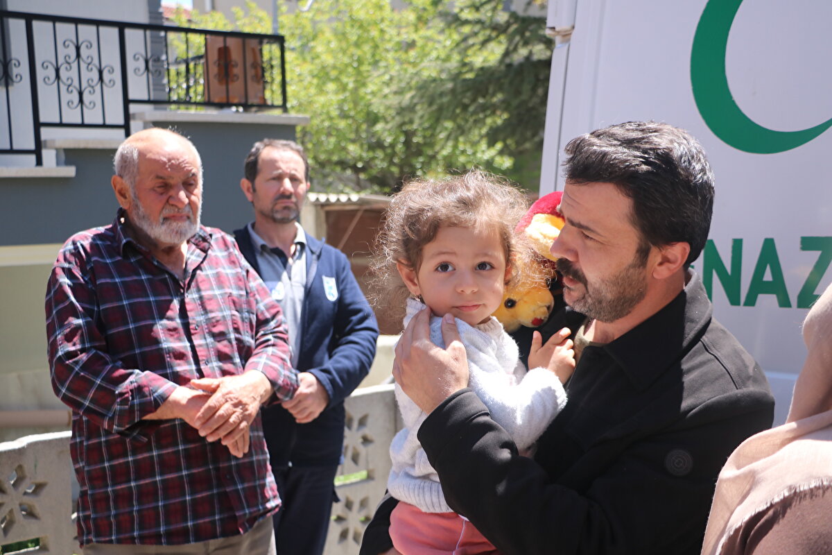 Babasının tabutuna son kez yaklaşırken bir yakını ona:<br><br>“Bak Alya, bak burada kim var?” dedi.<br><br>Henüz olan biteni tam kavrayamayan küçük kız, elindeki oyuncağa babasına göstererek “Benim ayıcığım var, gördün mü?” dedi.