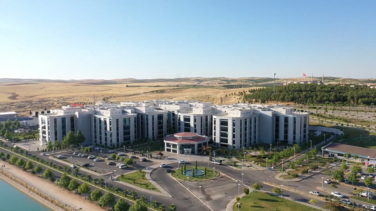 Şanlıurfa’nın Haliliye ilçesine bağlı Osmanbey kırsal Mahallesi yakınlarında aileleriyle birlikte pikniğe giden 13 yaşındaki İbrahim Halil Kılıç ve 12 yaşındaki Rüveyda Demir sulama kanalına düştü.