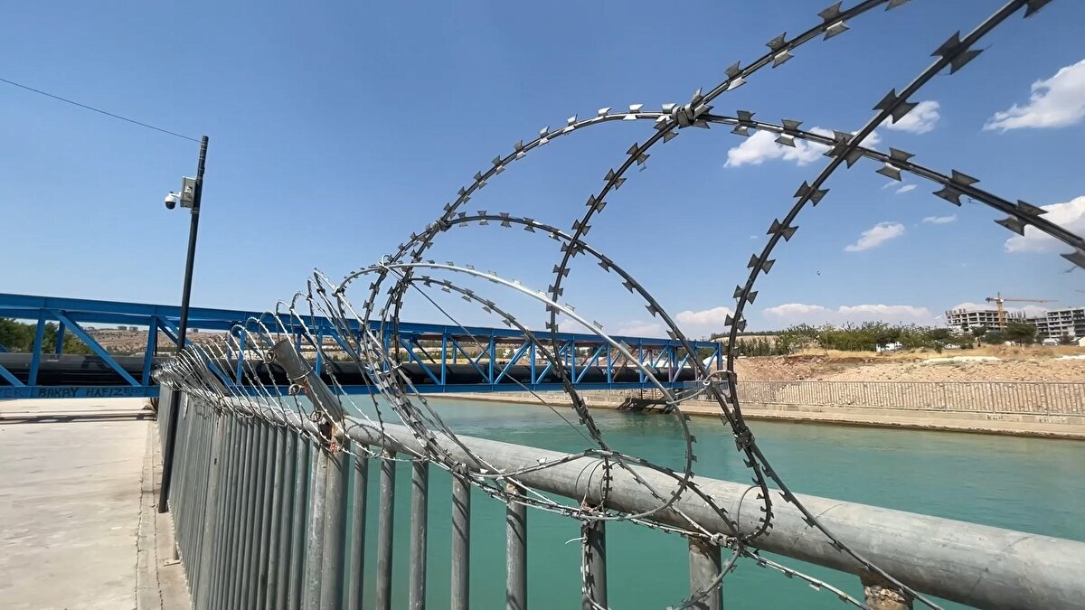 Doktorların tüm müdahalesine rağmen 2 çocuk kurtarılamayarak hayatını kaybetti. Ölüm haberini alan çocukların yakınları hastanede gerginlik çıkarırken, duruma polis müdahale etti.