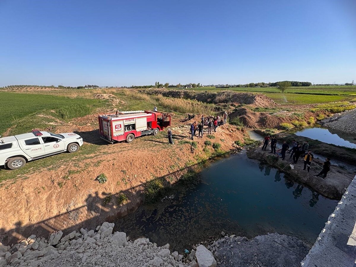 Akıntıya kapılan 2 çocuk, çevrede bulunan vatandaşlar tarafından kanaldan çıkarılarak Harran Üniversitesi Tıp Fakültesi Hastanesine götürüldü.