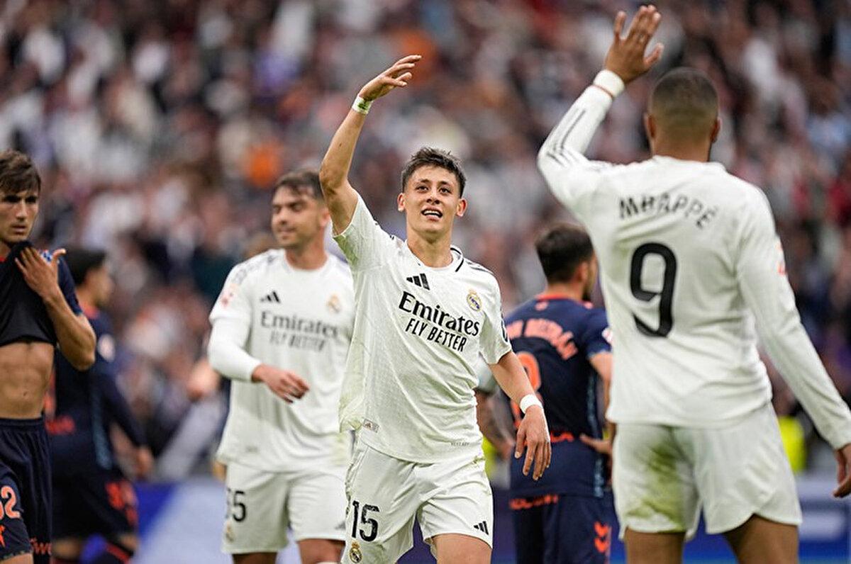 Haberde ayrıca Real Madrid'de birkaç ay önceye kadar en az konuşan isimlerden birinin Arda Güler olduğu belirtilirken bu durumun artık tamamen tersine döndüğü aktarıldı.<br>