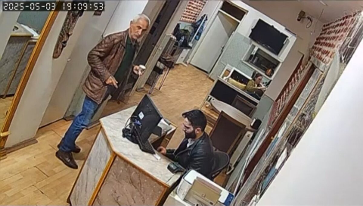 Hayatını kaybeden TBMM Başkanvekili ve DEM Parti İstanbul Milletvekili Sırrı Süreyya Önder için AKM'de düzenlenen törene katılan CHP Genel Başkanı Özgür Özel'e AKM önünde yumruklu saldırıda bulunan 66 yaşındaki Selçuk Tengioğlu'nun Beyoğlu'ndaki konakladığı oteldeki görüntüleri ortaya çıktı. Kamera görüntülerinde Tengioğlu'nun kahvaltı yaptığı ve sonrasında çay içip otel görevlisi ile sohbet ettiği anlar yer aldı.