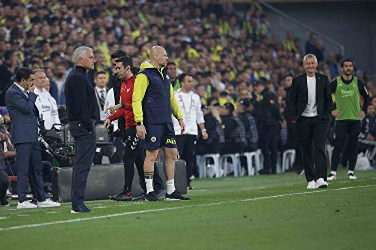 "Teknik direktör Avrupa maçları dışında müsabakaları ciddiye alıp, hazırlanmıyor. Derbilere hiç kafa yormuyor. İsmail Kartal, geçen sene daha az bütçe ile bu takımdan çok daha iyi bir takım oluşturmuştu. Mourinho o takımı da yok etti. Türkiye'de Portekizli hoca olmuyor. İnat etmenin bir manası yok."<br>