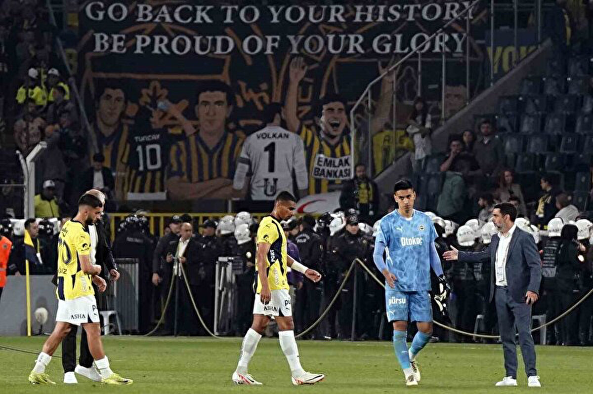 Sarı-lacivertliler bu sonucun ardından lider Galatasaray'ın 8 puan gerisinde kalarak son 4 haftada şampiyonluk yarışından koptu.<br>