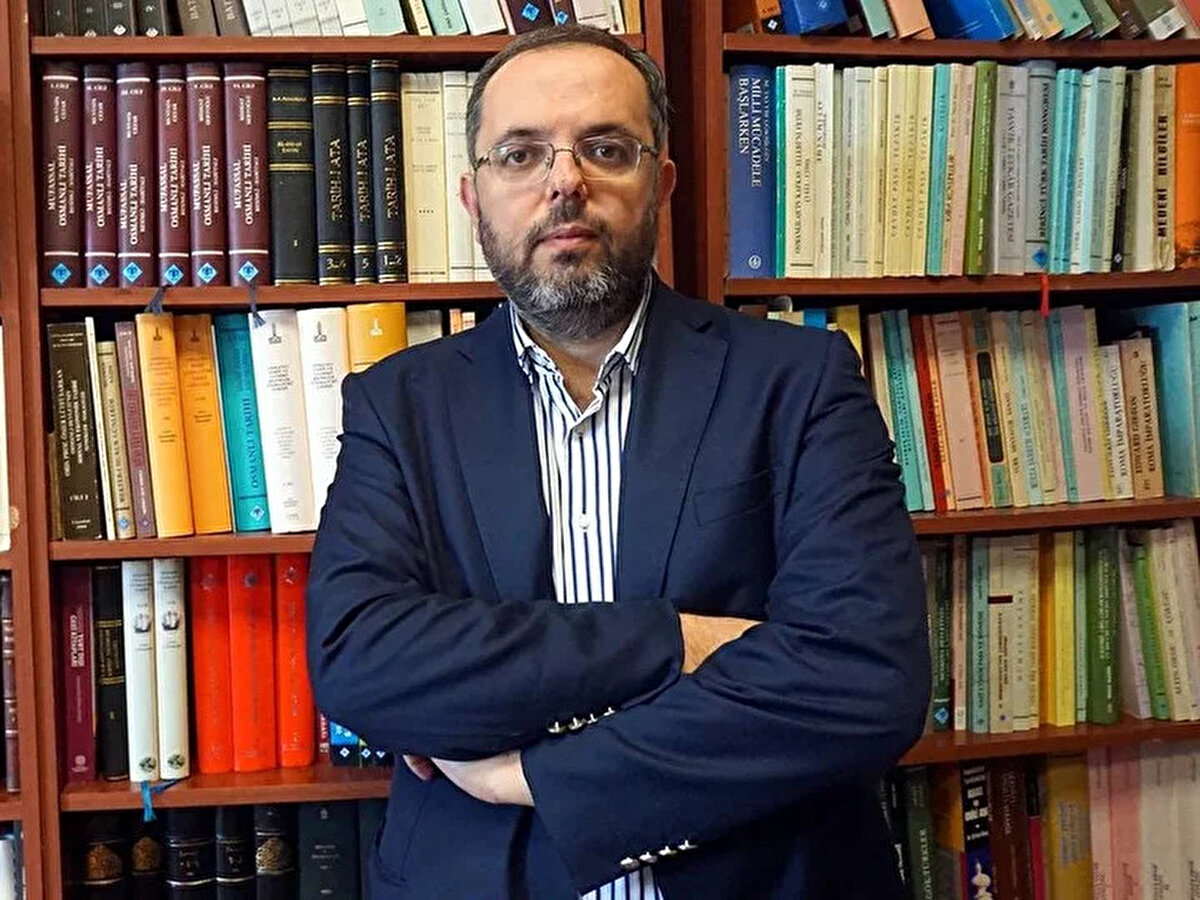 Fenerbahçeli taraftarlar derbi yenilgisi sonrası büyük hüsran yaşarken, Milli Savunma Üniversitesi Rektörü Prof. Dr. Erhan Afyoncu da sarı-lacivertli kulübe ve teknik direktör Jose Mourinho'ya tepkisini dile getirdi.<br>